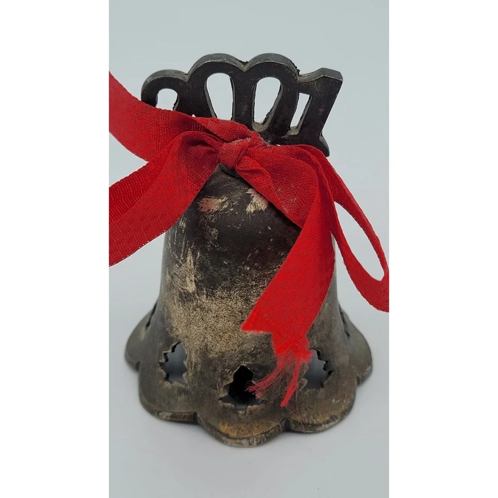 2001 International Silver Co.‎ Silver Plated Engraved Christmas Bell